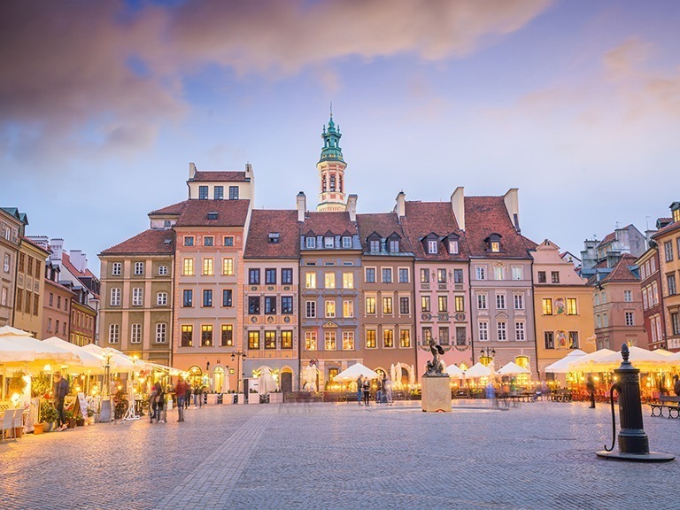 old-town-square-in-warsaw-poland